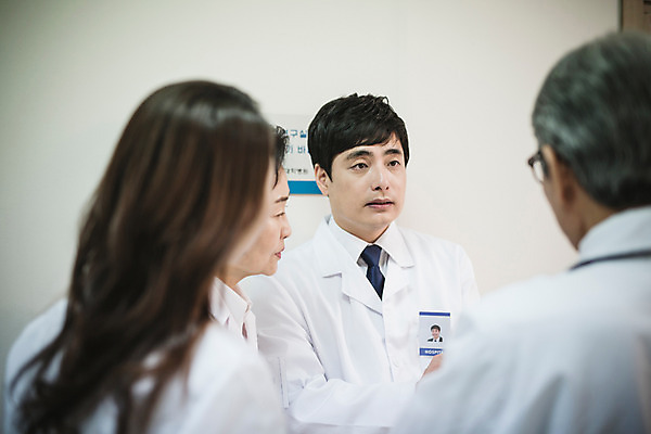 포토 JPG 여자 남자 의학 실내 병원 서기 여러명 상반신 성인 30대 한국인 의사 의사가운 60대 성인만 국내포토 노년 다수 모션 사람 동양인 내부 장년 의료진 가운 파일형식