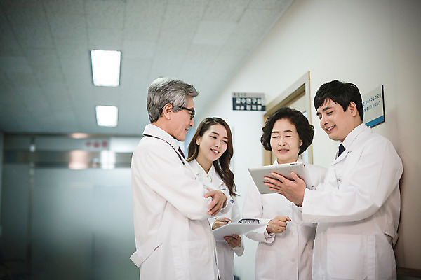 포토 JPG 여자 남자 의학 실내 병원 서기 여러명 상반신 성인 30대 태블릿 한국인 의사 의사가운 복도 60대 성인만 국내포토 노년 다수 모션 사람 동양인 내부 장년 전자제품 스마트기기 의료진 가운 파일형식
