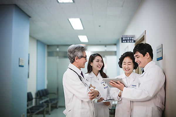 포토 JPG 여자 남자 의학 실내 병원 서기 여러명 상반신 성인 30대 태블릿 한국인 의사 의사가운 복도 60대 성인만 국내포토 노년 다수 모션 사람 동양인 내부 장년 전자제품 스마트기기 의료진 가운 파일형식