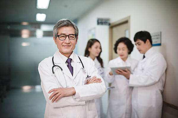 포토 JPG 여자 남자 의학 실내 병원 서기 여러명 성인 앞모습 아웃포커스 30대 팔짱 한국인 의사 복도 60대 성인만 안경낌 국내포토 노년 안경 뷰포인트 다수 모션 촬영기법 사람 동양인 내부 장년 의료진 파일형식