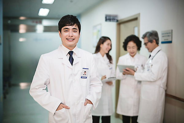 포토 JPG 여자 남자 의학 실내 병원 서기 여러명 상반신 성인 30대 한국인 의사 의사가운 복도 60대 주머니손 성인만 국내포토 노년 다수 모션 사람 동양인 내부 장년 의료진 가운 파일형식