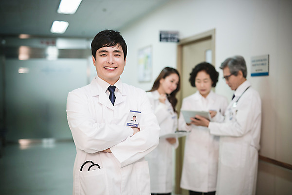 포토 JPG 여자 남자 의학 실내 병원 서기 여러명 성인 앞모습 30대 팔짱 한국인 의사 복도 60대 성인만 국내포토 노년 뷰포인트 다수 모션 사람 동양인 내부 장년 의료진 파일형식