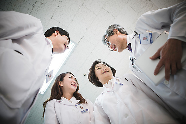 포토 JPG 여자 남자 로우앵글 의학 실내 병원 대화 웃음 여러명 성인 30대 태블릿 한국인 의사 의사가운 60대 성인만 국내포토 노년 뷰포인트 다수 표정 말하기 사람 동양인 내부 장년 전자제품 스마트기기 의료진 가운 파일형식