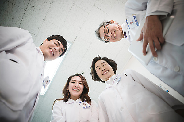 포토 JPG 여자 남자 로우앵글 의학 실내 병원 대화 웃음 여러명 성인 30대 태블릿 한국인 의사 의사가운 60대 성인만 국내포토 노년 뷰포인트 다수 표정 말하기 사람 동양인 내부 장년 전자제품 스마트기기 의료진 가운 파일형식