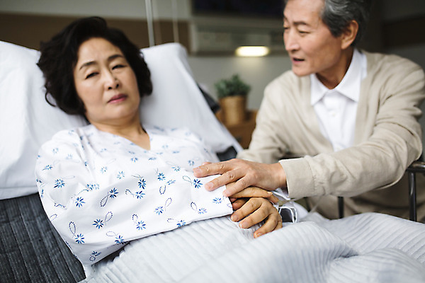 포토 JPG 여자 노년 남자 의학 실내 병원 성인 두명 아웃포커스 손잡기 노부부 한국인 환자 60대 간호 환자복 병실 위로 간병인 병원침대 성인만 국내포토 직업 부부 옷 모션 촬영기법 사람 동양인 내부 침대 파일형식