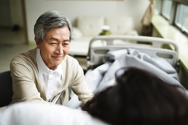 포토 JPG 여자 노년 남자 의학 실내 병원 성인 두명 노부부 한국인 환자 60대 간호 병실 간병인 병원침대 성인만 국내포토 직업 부부 사람 동양인 내부 침대 파일형식