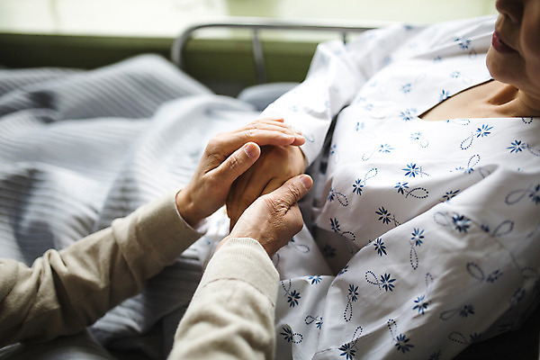 포토 JPG 여자 노년 남자 의학 실내 병원 성인 두명 손잡기 노부부 한국인 환자 60대 간호 환자복 병실 위로 간병인 병원침대 성인만 국내포토 직업 부부 옷 모션 사람 동양인 내부 침대 파일형식