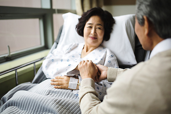 포토 JPG 여자 노년 남자 의학 실내 병원 성인 두명 손잡기 노부부 한국인 환자 60대 간호 환자복 병실 위로 간병인 병원침대 성인만 국내포토 직업 부부 옷 모션 사람 동양인 내부 침대 파일형식