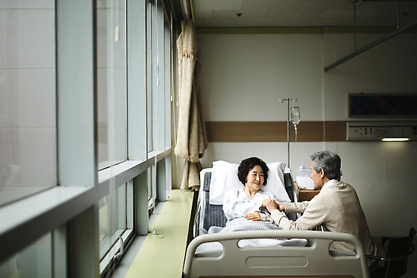 포토 JPG 여자 노년 남자 의학 실내 병원 성인 두명 손잡기 노부부 한국인 환자 60대 간호 환자복 병실 간병인 병원침대 성인만 국내포토 직업 부부 옷 모션 사람 동양인 내부 침대 파일형식