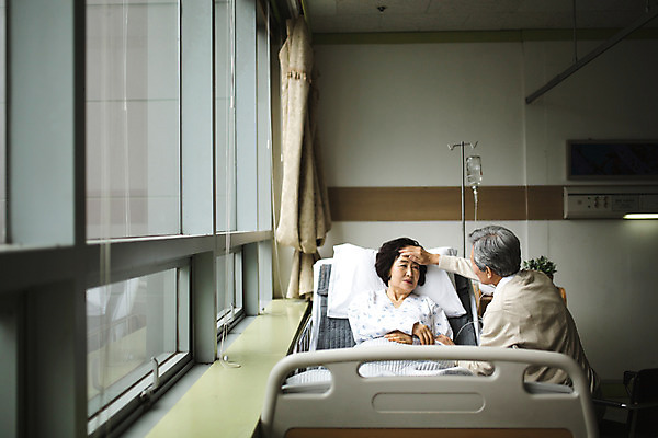 포토 JPG 여자 노년 남자 의학 실내 병원 성인 두명 앞모습 노부부 한국인 환자 60대 간호 환자복 병실 간병인 병원침대 성인만 국내포토 직업 부부 옷 뷰포인트 사람 동양인 내부 침대 파일형식 커플 가구 인종 생활용품 관계 오브젝트