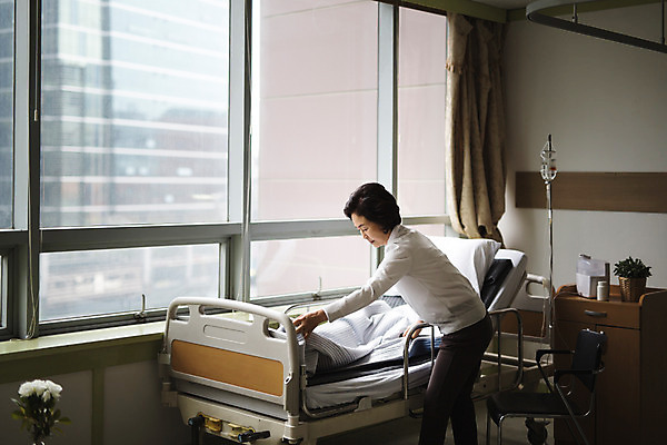 포토 JPG 여자 의학 실내 병원 한명 성인 한국인 60대 간호 정리 병실 간병인 병원침대 성인여자만 국내포토 직업 1 노년 사람 동양인 내부 침대 여자만 성인만 파일형식