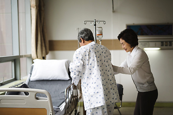 포토 JPG 여자 남자 의학 실내 병원 성인 두명 노부부 한국인 환자 도움 60대 링거 간호 병실 간병인 링거걸이 병원침대 성인만 국내포토 직업 부부 노년 컨셉 의료기기 사람 동양인 내부 침대 파일형식