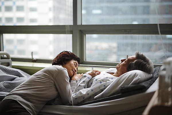 포토 JPG 여자 남자 의학 실내 병원 성인 두명 옆모습 노부부 한국인 환자 잠 60대 간호 병실 간병인 병원침대 성인만 국내포토 직업 부부 노년 뷰포인트 사람 동양인 내부 침대 파일형식 커플 가구 인종 생활용품 관계 오브젝트