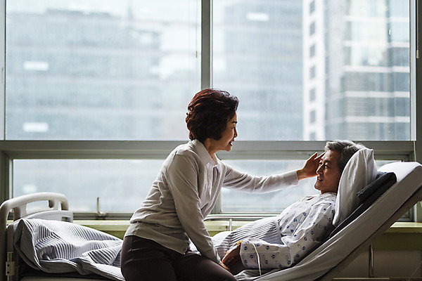 포토 JPG 여자 남자 의학 실내 병원 성인 두명 옆모습 노부부 한국인 환자 60대 간호 병실 간병인 병원침대 성인만 국내포토 직업 부부 노년 뷰포인트 사람 동양인 내부 침대 파일형식 커플 가구 인종 생활용품 관계 오브젝트