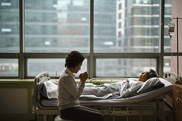 포토 JPG 여자 할아버지 노년 남자 할머니 의학 실내 병원 성인 두명 옆모습 눕기 노부부 한국인 환자 기도 60대 간호 병실 간병인 간절함 병원침대 성인만 국내포토 직업 부부 뷰포인트 컨셉 모션 사람 동양인 내부 침대 파일형식