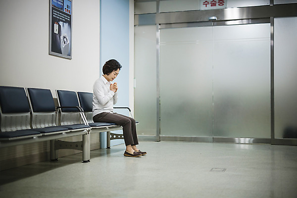 포토 JPG 여자 할머니 의자 의학 실내 병원 한명 성인 옆모습 한국인 기도 복도 기다림 60대 수술실 간절함 국내포토 1 노년 뷰포인트 가구 컨셉 모션 사람 동양인 내부 파일형식