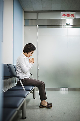 포토 JPG 여자 할머니 의자 의학 실내 병원 한명 성인 옆모습 한국인 기도 복도 기다림 60대 수술실 간절함 국내포토 1 노년 뷰포인트 가구 컨셉 모션 사람 동양인 내부 파일형식