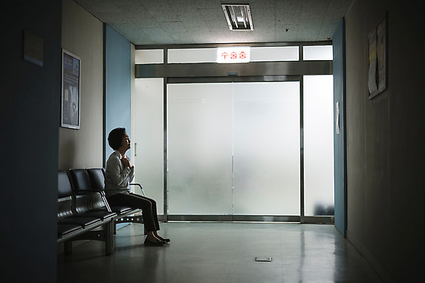포토 JPG 여자 할머니 의자 의학 실내 병원 한명 성인 옆모습 어둠 한국인 기도 복도 기다림 60대 수술실 간절함 국내포토 1 노년 뷰포인트 가구 컨셉 모션 사람 동양인 내부 파일형식