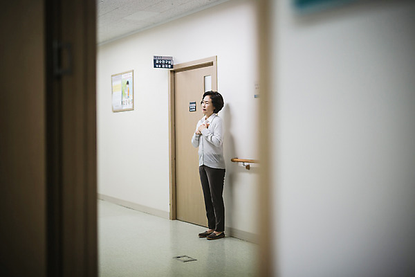 포토 JPG 전신 여자 할머니 의학 실내 병원 한명 성인 옆모습 문 한국인 기도 틈 복도 기다림 60대 간절함 국내포토 1 노년 뷰포인트 컨셉 모션 사람 동양인 내부 파일형식