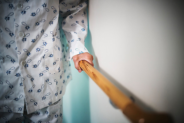 포토 JPG 할아버지 남자 의학 실내 병원 손잡이 한명 성인 고통 한국인 환자 잡기 복도 60대 환자복 나무손잡이 국내포토 1 옷 노년 감정 모션 사람 동양인 내부 파일형식