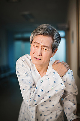 포토 JPG 할아버지 남자 의학 실내 병원 한명 성인 앞모습 어둠 고통 한국인 환자 복도 60대 어깨 환자복 어깨통증 국내포토 1 옷 노년 감정 뷰포인트 사람 동양인 내부 신체부위 질병 파일형식