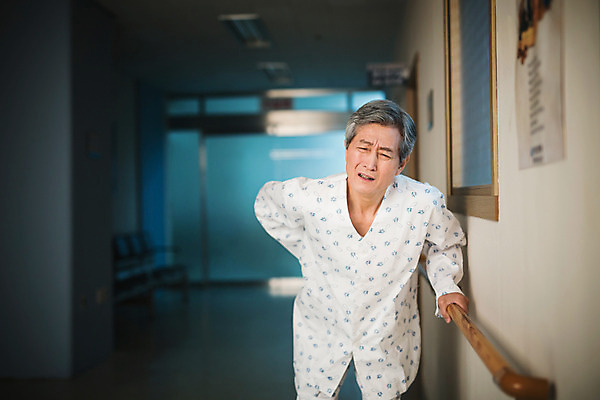 포토 JPG 할아버지 남자 의학 실내 병원 손잡이 한명 서기 성인 앞모습 걷기 고통 한국인 환자 복도 60대 허리 환자복 나무손잡이 허리통증 국내포토 1 옷 노년 감정 뷰포인트 모션 사람 동양인 내부 신체부위 파일형식