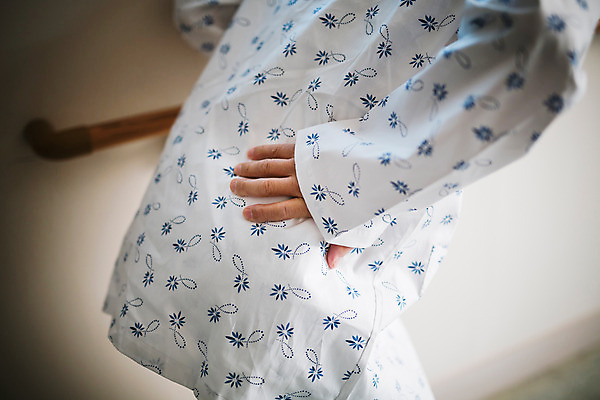 포토 JPG 할아버지 남자 의학 실내 병원 한명 성인 옆모습 고통 한국인 환자 복도 60대 허리 환자복 허리통증 국내포토 1 옷 노년 감정 뷰포인트 사람 동양인 내부 신체부위 파일형식