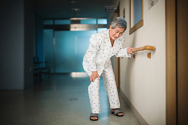 포토 JPG 전신 할아버지 남자 의학 실내 병원 한명 서기 성인 앞모습 걷기 고통 한국인 환자 복도 60대 무릎 환자복 무릎통증 국내포토 1 옷 노년 감정 뷰포인트 모션 사람 동양인 내부 신체부위 파일형식
