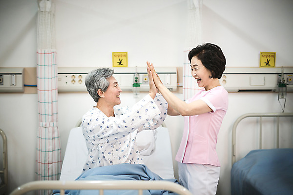 포토 JPG 여자 남자 의학 실내 병원 성인 두명 한국인 환자 간호사 60대 간호 환자복 병실 간병인 병원침대 손뼉치기 성인만 국내포토 직업 옷 노년 모션 사람 동양인 내부 의료진 침대 파일형식
