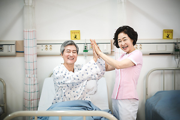 포토 JPG 여자 남자 의학 실내 병원 성인 두명 한국인 환자 간호사 60대 간호 환자복 병실 간병인 병원침대 손뼉치기 성인만 국내포토 직업 옷 노년 모션 사람 동양인 내부 의료진 침대 파일형식