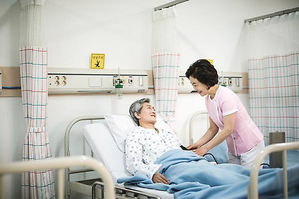 포토 JPG 여자 남자 의학 실내 병원 성인 두명 한국인 환자 간호사 60대 간호 환자복 병실 간병인 병원침대 성인만 국내포토 직업 옷 노년 사람 동양인 내부 의료진 침대 파일형식