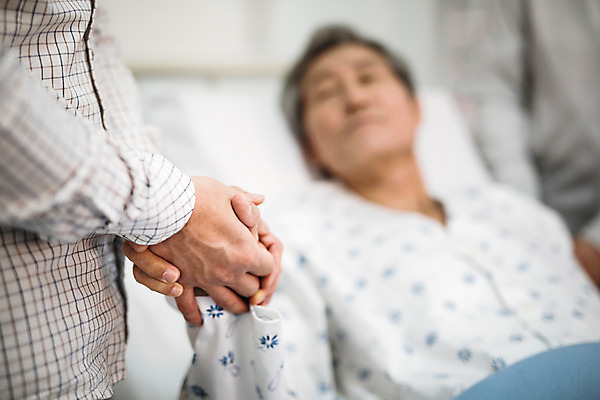 포토 JPG 할아버지 남자 의학 가족 실내 병원 성인 두명 아웃포커스 눕기 손잡기 한국인 환자 60대 병실 위로 병문안 병원침대 국내포토 노년 관계 모션 촬영기법 사람 동양인 내부 침대 파일형식