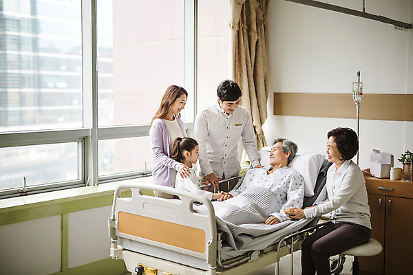 포토 JPG 여자 할아버지 남자 할머니 어린이 의학 가족 엄마 실내 병원 소녀 여러명 성인 30대 한국인 환자 아빠 60대 병실 병문안 병원침대 국내포토 노년 다수 관계 사람 동양인 내부 장년 침대 파일형식