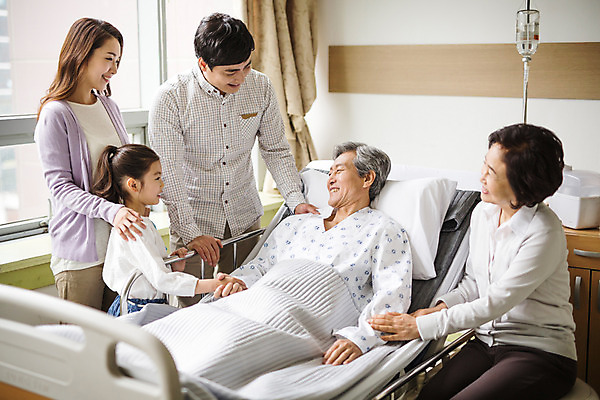 포토 JPG 여자 할아버지 남자 할머니 어린이 의학 가족 엄마 실내 병원 웃음 소녀 여러명 성인 30대 한국인 환자 아빠 60대 병실 병문안 병원침대 국내포토 노년 다수 관계 표정 사람 동양인 내부 장년 침대 파일형식