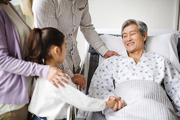 포토 JPG 여자 할아버지 남자 어린이 의학 가족 실내 병원 웃음 소녀 여러명 성인 손잡기 한국인 환자 60대 병실 위로 병문안 병원침대 국내포토 노년 다수 관계 모션 표정 사람 동양인 내부 침대 파일형식