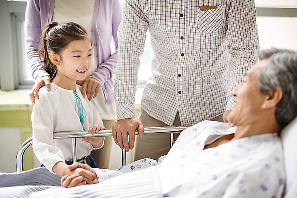 포토 JPG 여자 할아버지 남자 어린이 의학 가족 실내 병원 미소 소녀 여러명 성인 손잡기 한국인 환자 60대 병실 위로 병문안 병원침대 국내포토 노년 다수 관계 모션 표정 사람 동양인 내부 침대 파일형식