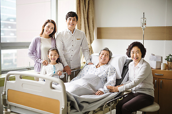 포토 JPG 여자 할아버지 남자 할머니 어린이 의학 가족 엄마 실내 병원 웃음 소녀 여러명 성인 앞모습 30대 한국인 환자 아빠 60대 병실 병문안 병원침대 국내포토 노년 뷰포인트 다수 관계 표정 사람 동양인 내부 장년 침대 파일형식
