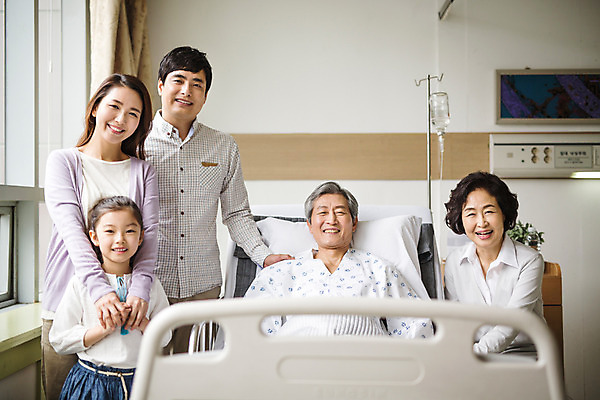 포토 JPG 여자 할아버지 남자 할머니 어린이 의학 가족 엄마 실내 병원 소녀 여러명 성인 앞모습 30대 한국인 환자 아빠 60대 병실 병문안 병원침대 국내포토 노년 뷰포인트 다수 관계 사람 동양인 내부 장년 침대 파일형식