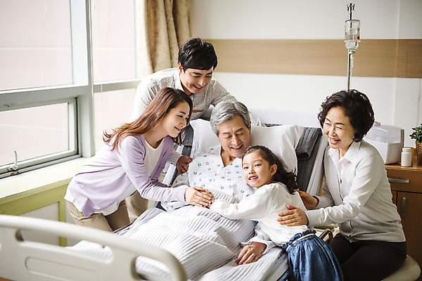 포토 JPG 여자 할아버지 남자 할머니 어린이 의학 가족 안기 엄마 실내 병원 웃음 소녀 여러명 성인 앞모습 옆모습 30대 한국인 환자 아빠 60대 병실 병문안 병원침대 국내포토 노년 뷰포인트 다수 관계 모션 표정 사람 동양인 내부 장년 침대 파일형식