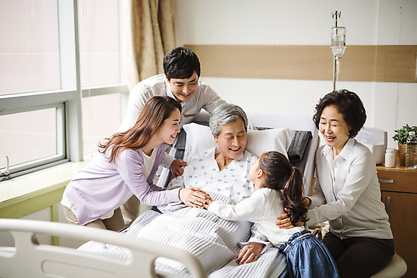 포토 JPG 여자 할아버지 남자 할머니 어린이 의학 가족 안기 엄마 실내 병원 웃음 소녀 여러명 성인 옆모습 30대 한국인 환자 아빠 60대 병실 병문안 병원침대 국내포토 노년 뷰포인트 다수 관계 모션 표정 사람 동양인 내부 장년 침대 파일형식