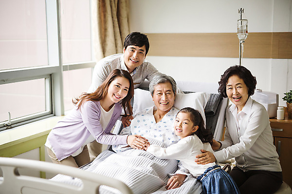 포토 JPG 여자 할아버지 남자 할머니 어린이 의학 가족 안기 엄마 실내 병원 소녀 여러명 성인 앞모습 30대 한국인 환자 아빠 60대 병실 병문안 병원침대 국내포토 노년 뷰포인트 다수 관계 모션 사람 동양인 내부 장년 침대 파일형식