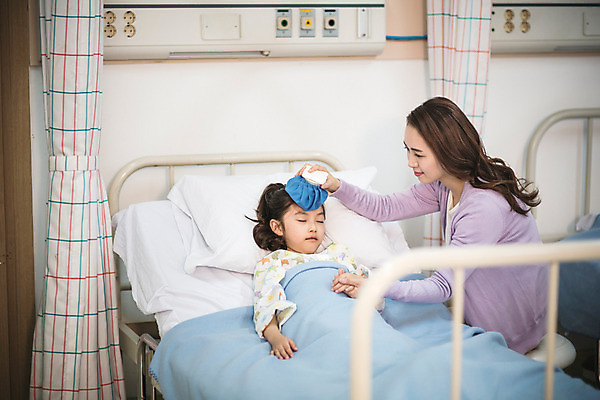 포토 JPG 여자 딸 어린이 의학 모녀 엄마 실내 병원 소녀 성인 두명 30대 눕기 한국인 환자 간호 병실 얼음주머니 병원침대 해열 여자만 국내포토 가족 모션 사람 동양인 내부 치료 장년 침대 주머니 파일형식