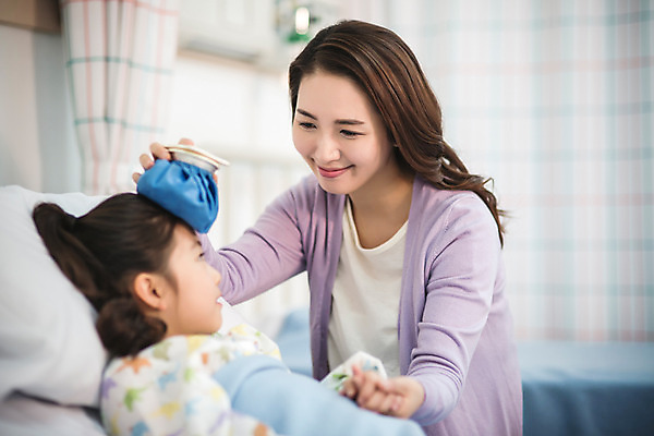 포토 JPG 여자 딸 어린이 의학 모녀 엄마 실내 병원 소녀 성인 두명 30대 눕기 한국인 환자 간호 병실 얼음주머니 병원침대 해열 여자만 국내포토 가족 모션 사람 동양인 내부 치료 장년 침대 주머니 파일형식