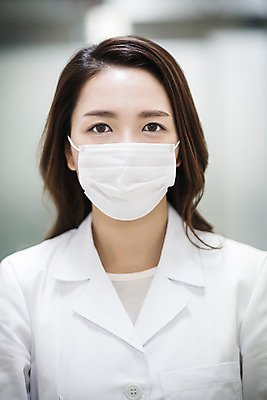 포토 JPG 여자 의학 실내 병원 마스크 한명 상반신 성인 앞모습 아웃포커스 30대 한국인 의사 의사가운 예방 국내포토 1 뷰포인트 촬영기법 사람 동양인 내부 장년 의료진 가운 파일형식