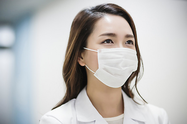 포토 JPG 여자 의학 실내 병원 마스크 한명 상반신 성인 옆모습 아웃포커스 30대 한국인 의사 의사가운 예방 국내포토 1 뷰포인트 촬영기법 사람 동양인 내부 장년 의료진 가운 파일형식