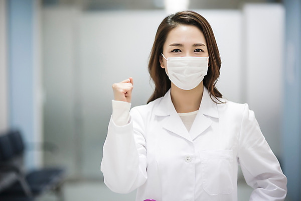 포토 JPG 여자 의학 실내 병원 마스크 한명 상반신 성인 앞모습 아웃포커스 30대 파이팅 한국인 의사 의사가운 예방 국내포토 1 뷰포인트 모션 촬영기법 사람 동양인 내부 장년 의료진 가운 파일형식