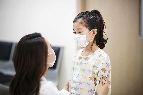 포토 JPG 여자 의학 실내 병원 마스크 소녀 상반신 성인 두명 옆모습 30대 한국인 환자 의사 복도 위생 예방 국내포토 어린이 뷰포인트 사람 동양인 내부 장년 의료진 파일형식