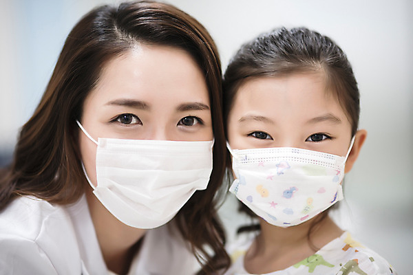 포토 JPG 여자 얼굴 어린이 의학 실내 병원 마스크 소녀 상반신 성인 두명 앞모습 신체부위 30대 한국인 환자 의사 복도 위생 예방 국내포토 뷰포인트 사람 동양인 내부 장년 의료진 파일형식