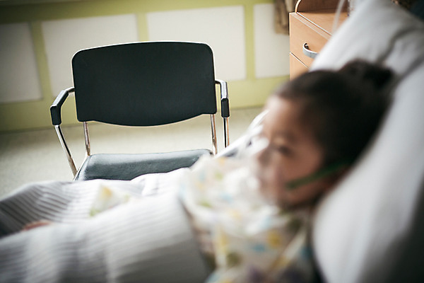 포토 JPG 여자 어린이 의자 의학 실내 병원 한명 옆모습 아웃포커스 눕기 한국인 환자 병실 병원침대 소녀만 국내포토 1 뷰포인트 가구 모션 촬영기법 사람 동양인 내부 침대 여자만 어린이만 파일형식