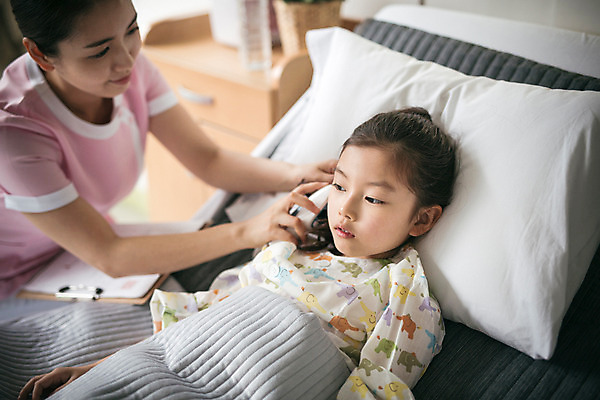 포토 JPG 여자 어린이 의학 실내 병원 소녀 성인 두명 30대 눕기 진료 한국인 환자 간호사 체온계 간호 병실 귀체온계 병원침대 국내포토 모션 사람 동양인 내부 장년 의료진 침대 온도계 파일형식